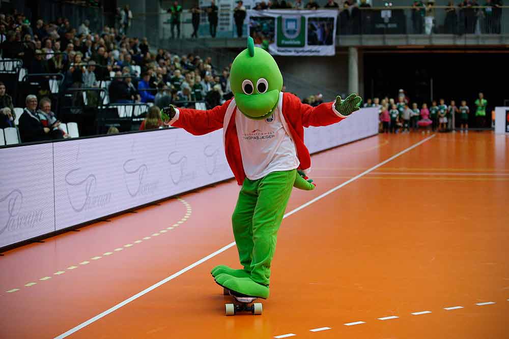 Dragen Happy Junior står på skateboard i Skanderborg Fælled under håndboldkamp
