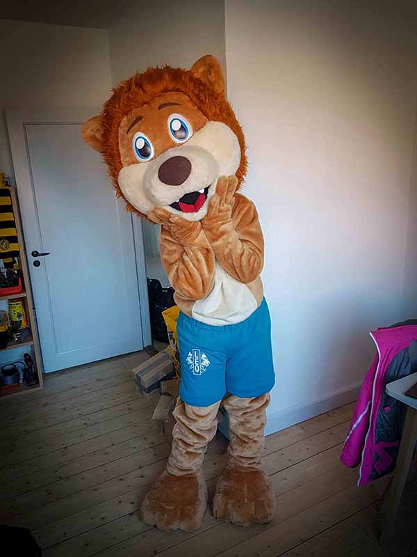 Leo er den glade maskot for Leo Club Esbjerg og står og smiler i stuen